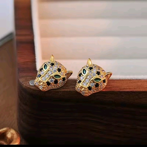 PANTHER GOLD HEAD CRystal STUD EARRINGS - Picture 3 of 6